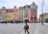 Breslavia, cosa vedere: weekend in famiglia tra gnomi e magia Piazza del Mercato Rynek a Breslavia con case colorate e Municipio medievale