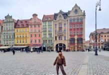 Breslavia, cosa vedere: weekend in famiglia tra gnomi e magia Piazza del Mercato Rynek a Breslavia con case colorate e Municipio medievale