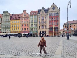Breslavia, cosa vedere: weekend in famiglia tra gnomi e magia Piazza del Mercato Rynek a Breslavia con case colorate e Municipio medievale