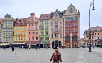 Breslavia, cosa vedere: weekend in famiglia tra gnomi e magia Piazza del Mercato Rynek a Breslavia con case colorate e Municipio medievale
