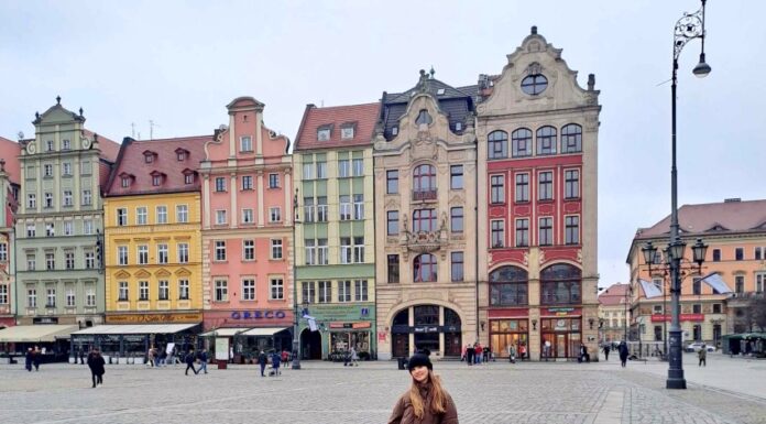 Breslavia, cosa vedere: weekend in famiglia tra gnomi e magia Piazza del Mercato Rynek a Breslavia con case colorate e Municipio medievale