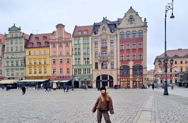 Breslavia, cosa vedere: weekend in famiglia tra gnomi e magia Piazza del Mercato Rynek a Breslavia con case colorate e Municipio medievale