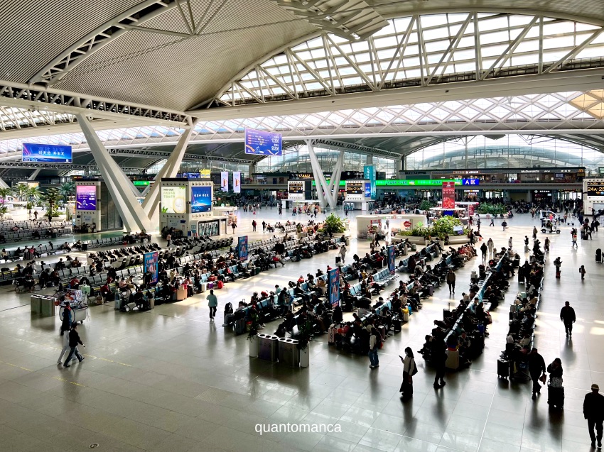 la grande stazione della città di Guangzhou in Cina