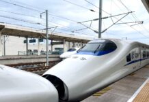 Cina in treno: la nostra guida dopo 28 giorni tra Alta Velocità, Regionali e Treni-Traghetto Treno ad alta velocità cinese tipo G-Train fermo sulla banchina di una moderna stazione in Cina, con il muso aerodinamico bianco e finestrini scuri