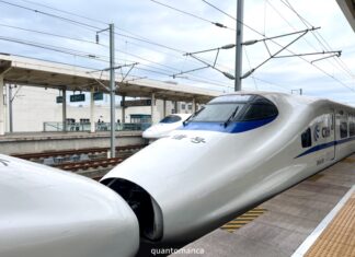 Cina in treno: la nostra guida dopo 28 giorni tra Alta Velocità, Regionali e Treni-Traghetto Treno ad alta velocità cinese tipo G-Train fermo sulla banchina di una moderna stazione in Cina, con il muso aerodinamico bianco e finestrini scuri