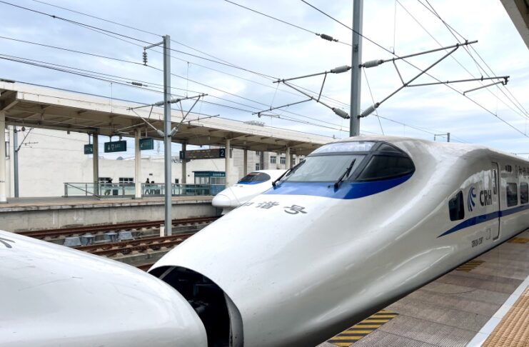 Cina in treno: la nostra guida dopo 28 giorni tra Alta Velocità, Regionali e Treni-Traghetto Treno ad alta velocità cinese tipo G-Train fermo sulla banchina di una moderna stazione in Cina, con il muso aerodinamico bianco e finestrini scuri