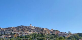 10 mete autentiche per chi ama viaggiare senza fretta in Italia ed Europa Paesaggio collinare del Lazio lungo un itinerario di viaggio lento