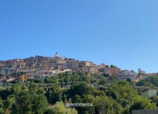 10 mete autentiche per chi ama viaggiare senza fretta in Italia ed Europa Paesaggio collinare del Lazio lungo un itinerario di viaggio lento