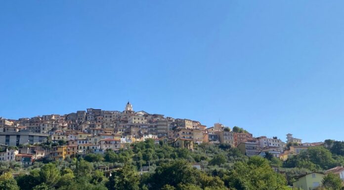 10 mete autentiche per chi ama viaggiare senza fretta in Italia ed Europa Paesaggio collinare del Lazio lungo un itinerario di viaggio lento