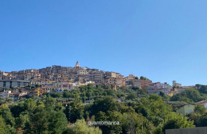 viaggi lenti in italia e all estero Paesaggio collinare del Lazio lungo un itinerario di viaggio lento