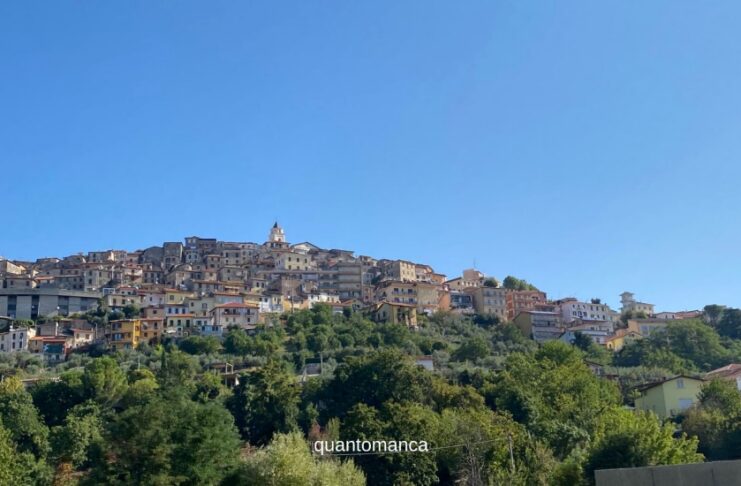 10 mete autentiche per chi ama viaggiare senza fretta in Italia ed Europa Paesaggio collinare del Lazio lungo un itinerario di viaggio lento