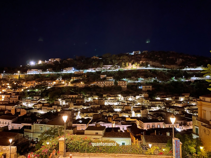 Veduta panoramica notturna di Modica, Sicilia, con le luci della città che illuminano le case arroccate