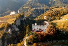 Castelli e leggende: un tour nel Medioevo meranese castel fontana inserito in un paesaggio montano vicino merano