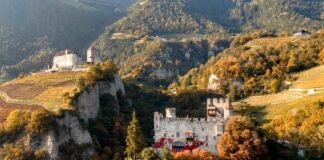 Castelli e leggende: un tour nel Medioevo meranese castel fontana inserito in un paesaggio montano vicino merano