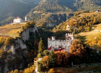 Castelli e leggende: un tour nel Medioevo meranese castel fontana inserito in un paesaggio montano vicino merano
