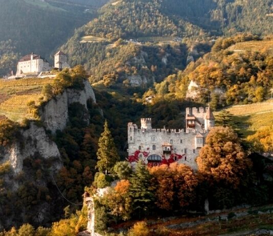 Castelli e leggende: un tour nel Medioevo meranese castel fontana inserito in un paesaggio montano vicino merano