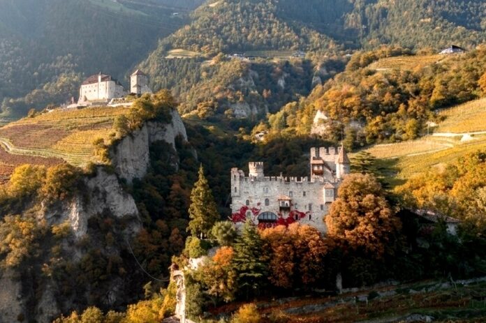 castel fontana inserito in un paesaggio montano vicino merano