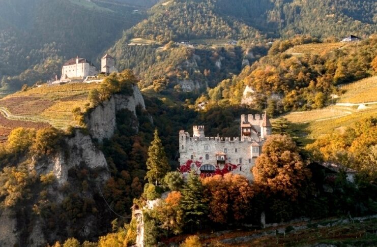 Castelli e leggende: un tour nel Medioevo meranese castel fontana inserito in un paesaggio montano vicino merano