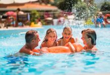 Vacanze in Calabria con bambini: 4 cose da controllare prima di prenotare un villaggio famiglia che si diverte nella piscina di un villaggio vacanze in calabria
