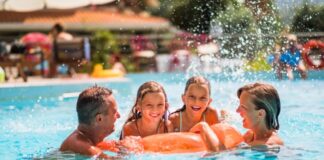 Vacanze in Calabria con bambini: 4 cose da controllare prima di prenotare un villaggio famiglia che si diverte nella piscina di un villaggio vacanze in calabria