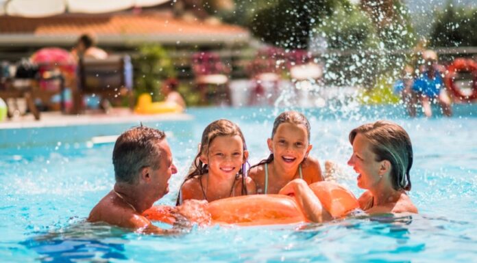 Vacanze in Calabria con bambini: 4 cose da controllare prima di prenotare un villaggio famiglia che si diverte nella piscina di un villaggio vacanze in calabria