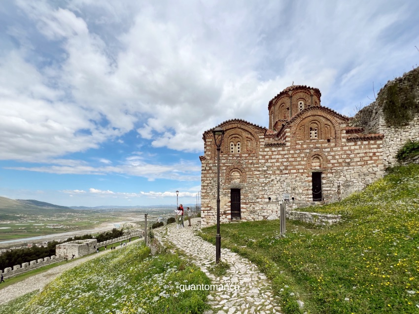 La Chiesa della Santissima Trinità del XIV secolo con la facciata dipietra bianca e mattoni rossi in fasce orizzontali