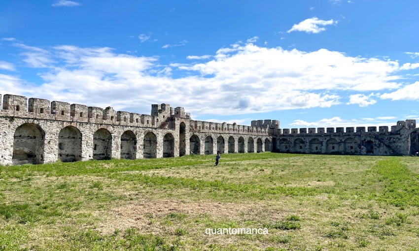 Fortezza veneziana di Bashtova del XV secolo immersa nella pianura albanese, tappa imperdibile dell'itinerario in Albania