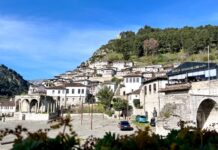 Cosa vedere a Berat: la nostra guida alla città delle mille finestre Panorama di Berat: i quartieri storici di Mangalem e Gorica ai piedi del castello, Albania