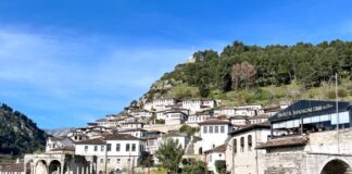 Cosa vedere a Berat: la nostra guida alla città delle mille finestre Panorama di Berat: i quartieri storici di Mangalem e Gorica ai piedi del castello, Albania