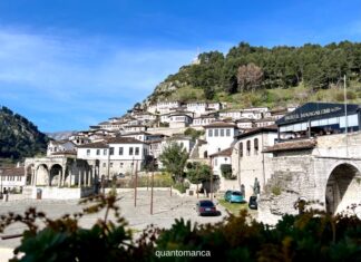 Cosa vedere a Berat: la nostra guida alla città delle mille finestre Panorama di Berat: i quartieri storici di Mangalem e Gorica ai piedi del castello, Albania