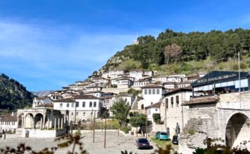 Cosa vedere a Berat: la nostra guida alla città delle mille finestre Panorama di Berat: i quartieri storici di Mangalem e Gorica ai piedi del castello, Albania