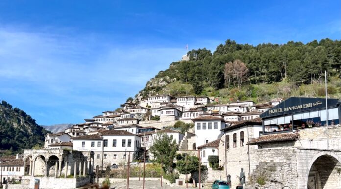 Cosa vedere a Berat: la nostra guida alla città delle mille finestre Panorama di Berat: i quartieri storici di Mangalem e Gorica ai piedi del castello, Albania