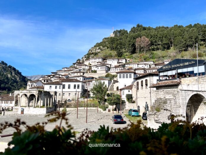 Panorama di Berat: i quartieri storici di Mangalem e Gorica ai piedi del castello, Albania