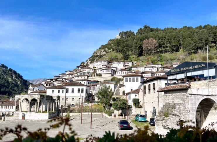 Cosa vedere a Berat: la nostra guida alla città delle mille finestre Panorama di Berat: i quartieri storici di Mangalem e Gorica ai piedi del castello, Albania