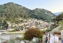 Albania in 4 giorni: Durazzo, Apollonia, Ardenica e Berat Berat, la città delle mille finestre: il quartiere ottomano di Mangalem visto dal castello, Albania