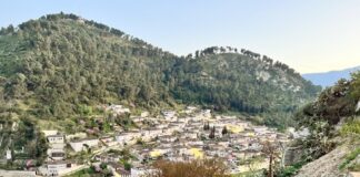 Albania in 4 giorni: Durazzo, Apollonia, Ardenica e Berat Berat, la città delle mille finestre: il quartiere ottomano di Mangalem visto dal castello, Albania