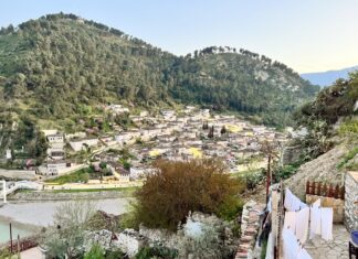 Albania in 4 giorni: Durazzo, Apollonia, Ardenica e Berat Berat, la città delle mille finestre: il quartiere ottomano di Mangalem visto dal castello, Albania