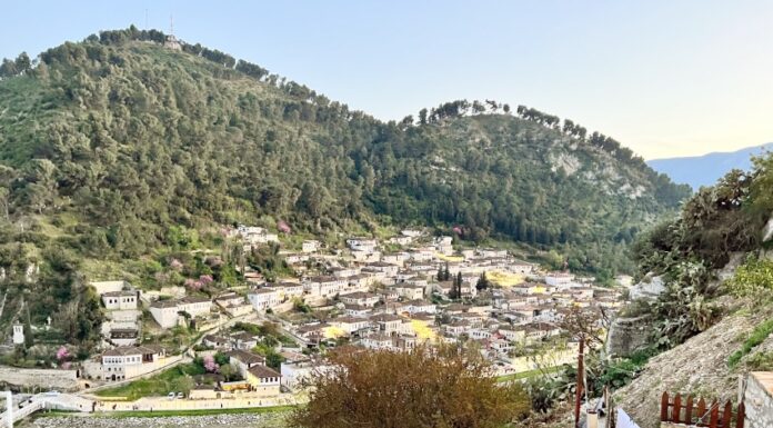 Albania in 4 giorni: Durazzo, Apollonia, Ardenica e Berat Berat, la città delle mille finestre: il quartiere ottomano di Mangalem visto dal castello, Albania