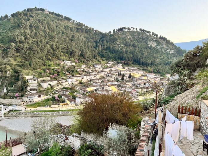 berat itinerario albania Berat, la città delle mille finestre: il quartiere ottomano di Mangalem visto dal castello, Albania