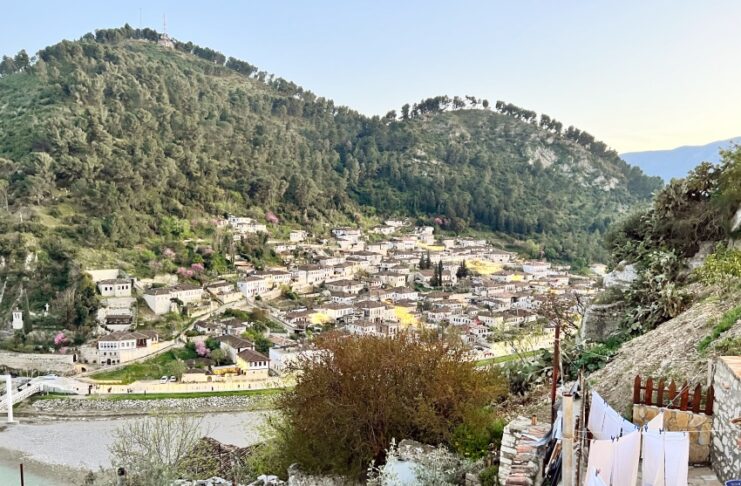 Albania in 4 giorni: Durazzo, Apollonia, Ardenica e Berat Berat, la città delle mille finestre: il quartiere ottomano di Mangalem visto dal castello, Albania