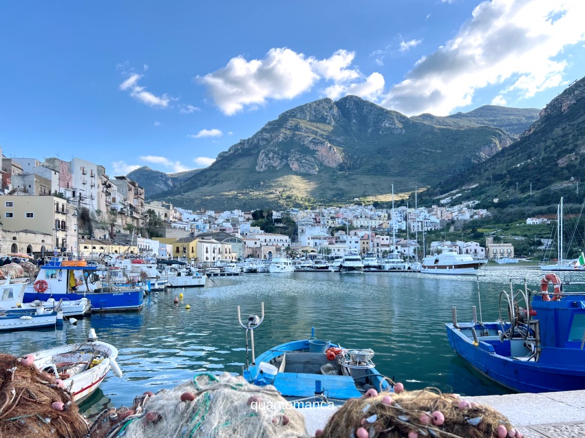 vista del porto di castellammare del golfo in sicilia occidentale