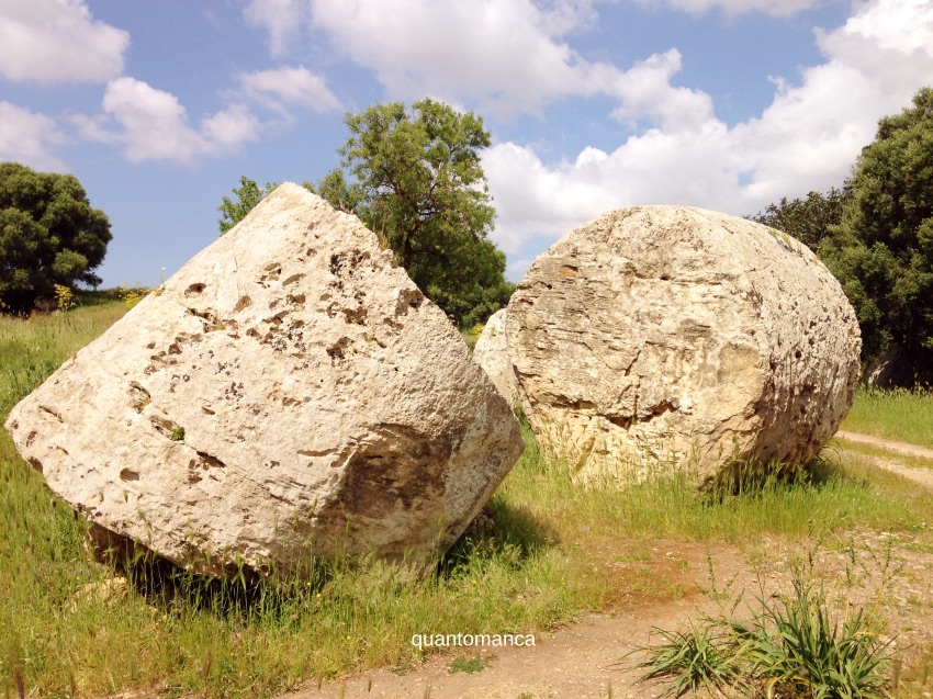 resti dei blocchi usari per la costruzione del tempio di selinunte