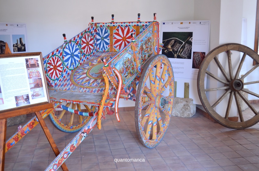 carretto siciliano esposto al piccolo museo vicino selinunte