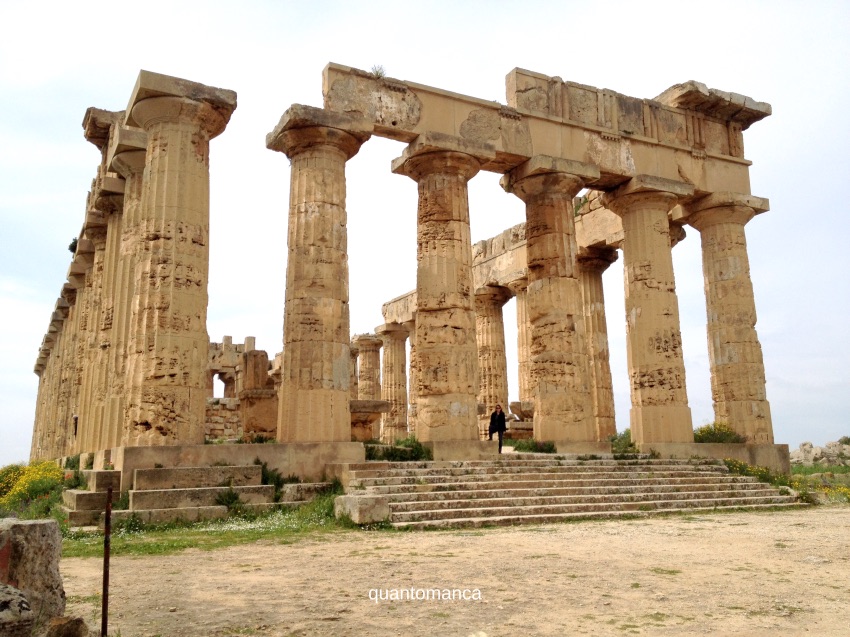 uno dei templi meglio conservati del parco archeologico di selinunte in sicilia