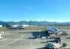Gli imprevisti più comuni in viaggio (e come evitarli) Due aerei sulla pista di un aeroporto internazionale