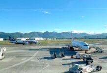 Gli imprevisti più comuni in viaggio (e come evitarli) Due aerei sulla pista di un aeroporto internazionale