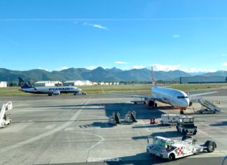 Gli imprevisti più comuni in viaggio (e come evitarli) Due aerei sulla pista di un aeroporto internazionale