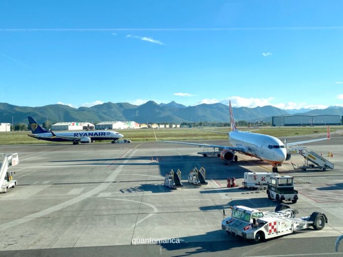 Due aerei sulla pista di un aeroporto internazionale