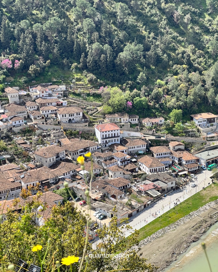 Le case ottomane di Berat con le caratteristiche finestre a bovindo affacciate sulla valle dell'Osum, Patrimonio UNESCO Albania