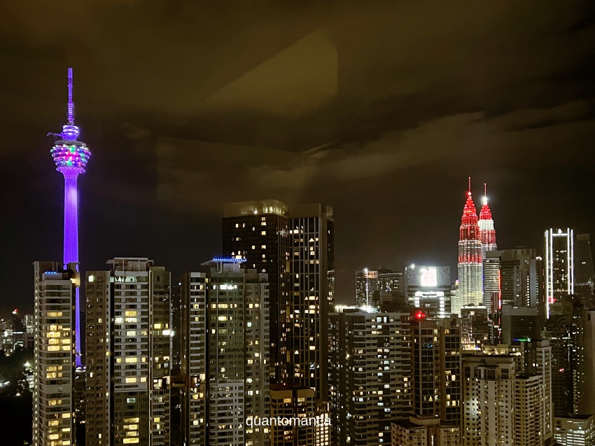 Menara KL Tower illuminata vista di notte e le petronas tower